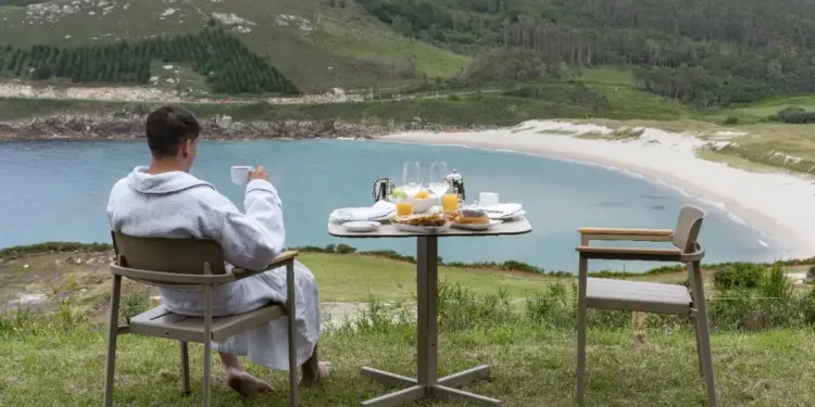 El Parador ideal para los que cogen vacaciones en septiembre: Un refugio en Galicia para dormir frente al fin del mundo