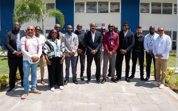 Primer Ministro de Antigua recorre puerto de cruceros en construcción