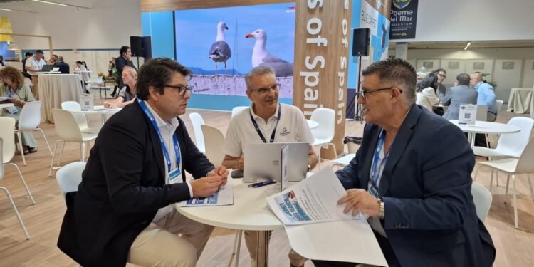 El Puerto 'sigue de pesca' para captar cruceros en la feria Seatred Cruise Med de Las Palmas