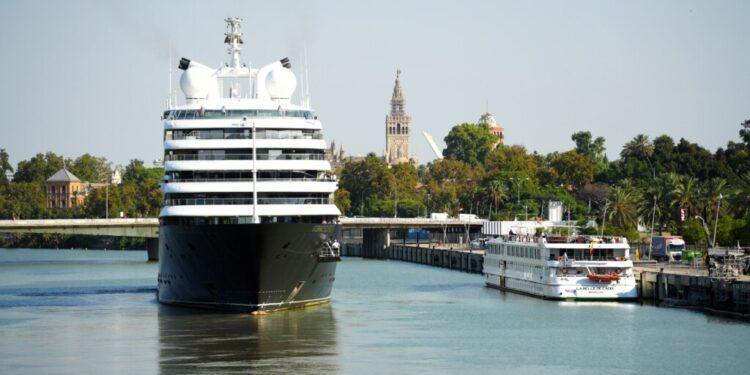 El Puerto de Sevilla presenta su oferta como destino de cruceros tras el aumento de escalas y pasajeros