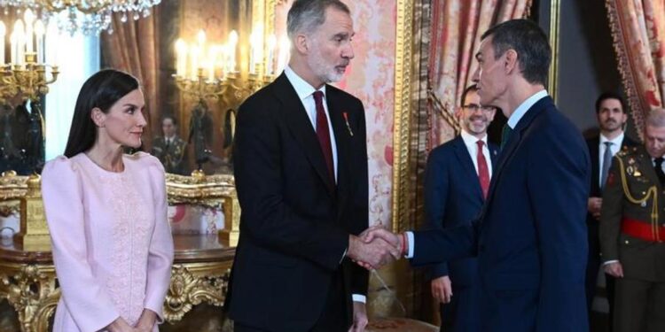 Pedro Sánchez saluda a los Reyes, el 21 de noviembre de 2025 en el Palacio Real, antes del acto principal para celebrar los 50 años de la monarquía.