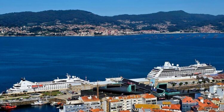 Vista del «Star Legend» y del «Nautica», desde O Castro