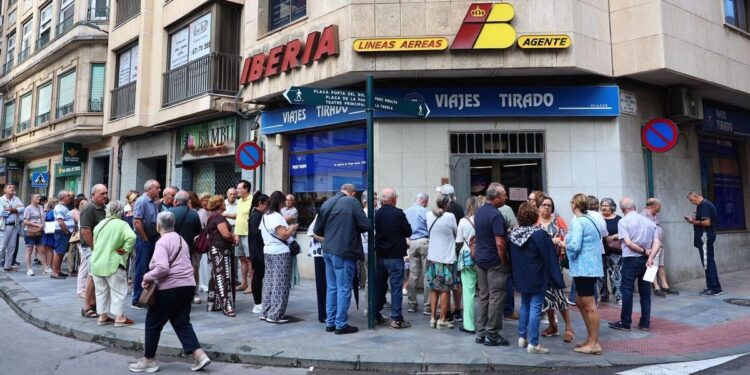 Colas esta mañana para reservar uno de los viajes del Imserso, en Castelló.