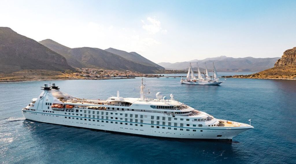 El crucero de turismo "Star Legend" recala en el puerto de Málaga, escala de su itinerario de 80 días por Europa