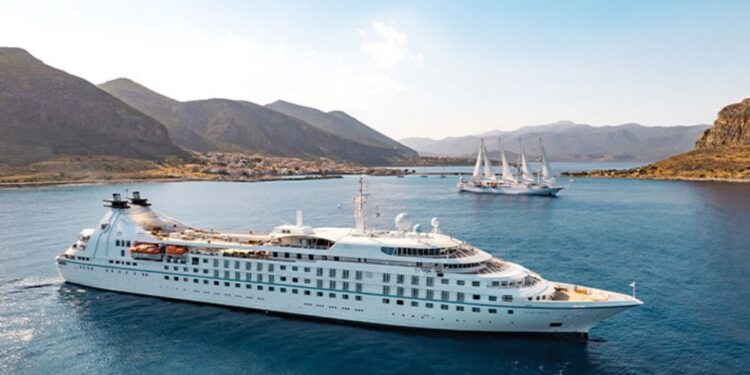 El crucero de turismo "Star Legend" recala en el puerto de Málaga, escala de su itinerario de 80 días por Europa