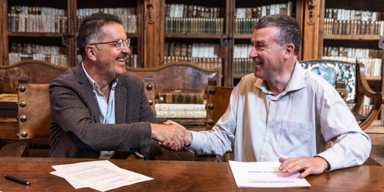 El investigador Ken Barrett dona a la USAL una joya bibliográfica del siglo XVIII sobre viajes por España