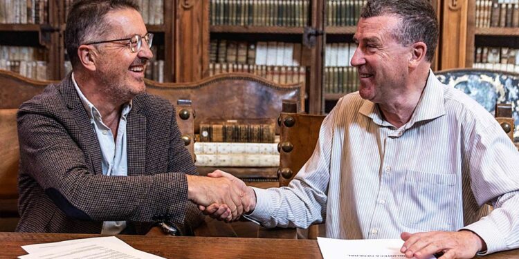 El investigador británico Ken Barrett dona un libro de viajes a la Biblioteca General Histórica de la USAL