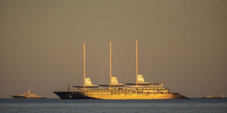 El mayor velero del mundo hará escala este otoño en Menorca, Málaga y Cádiz: 110 pasajeros, 54 suites y desde 16.500 euros por tres noches