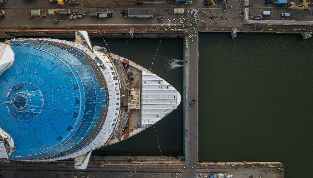 El nuevo Hero of the Seas the Royal Caribbean toca el agua por primera vez