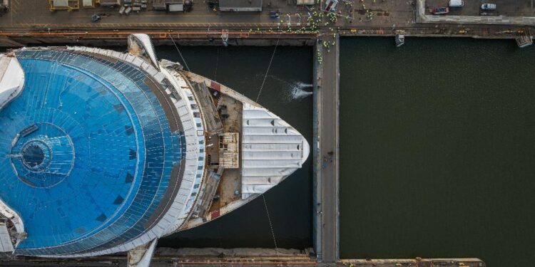 El nuevo Hero of the Seas the Royal Caribbean toca el agua por primera vez