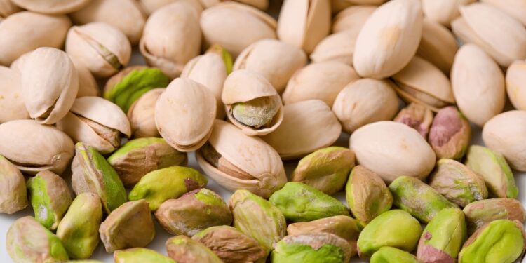 Pistachos con y sin cáscara. -