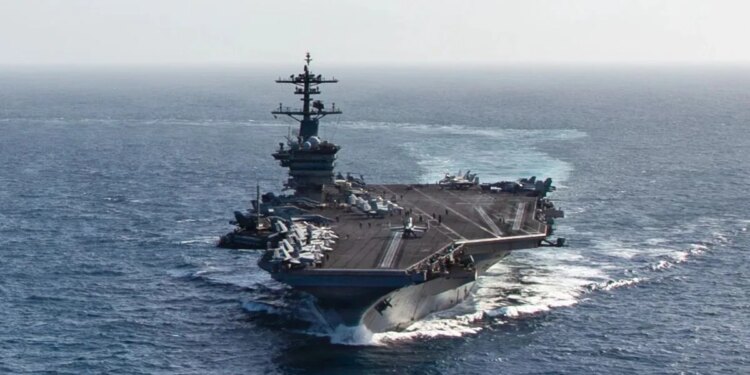 La Armada de EE.UU. desplegó al portaaviones USS Abraham Lincoln en el Mar de China Meridional junto a un crucero y un destructor