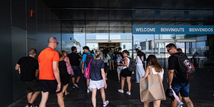Pasajeros de un crucero procedente de Italia, tras llegar al puerto de Barcelona
