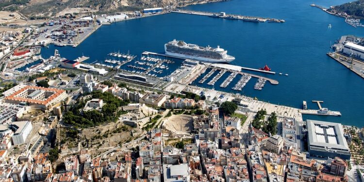 El Puerto de Cartagena prepara un contrato de 4,7 millones para llevar electricidad a los cruceros