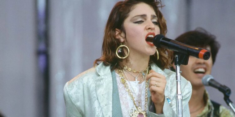 Los pantalones de colores de los 80 vuelven con sandalias y zapatos de tacón en septiembre 2026