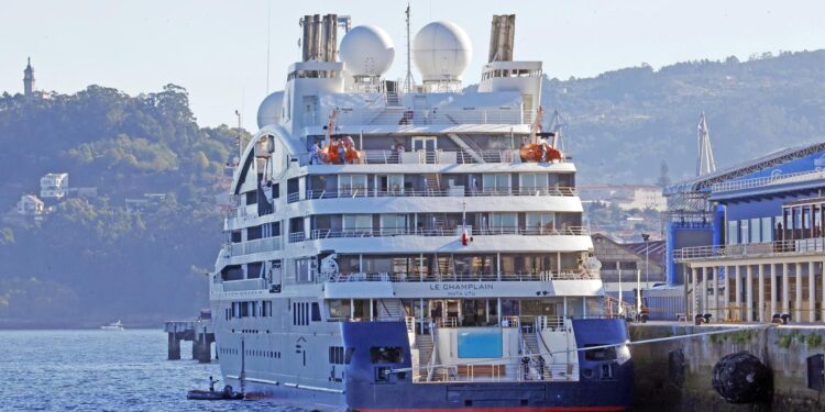 El crucero «Le Champlain» hoy en Vigo.
