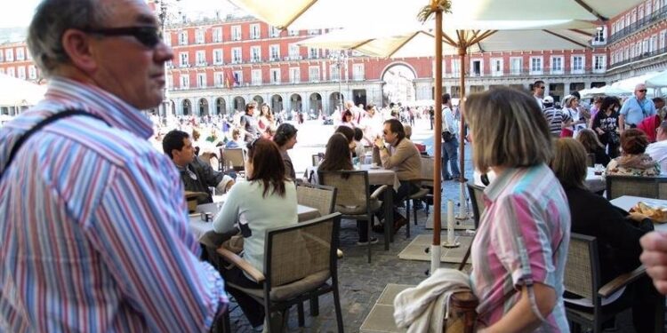Economía.- Los españoles realizaron 18,7 millones de viajes en julio, un 0,6% menos que un año antes