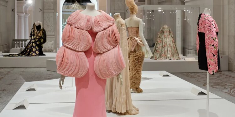 In Paris, the Musée des Arts Décoratifs Fêtes 40