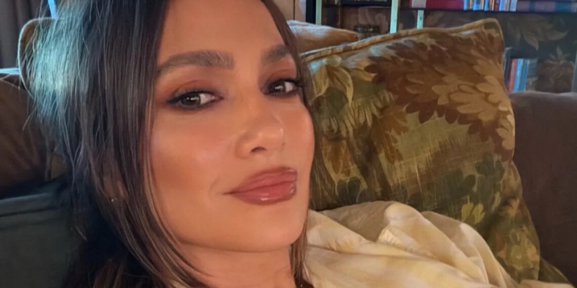 Jennifer Lopez’s Makeup Touch-up Essentials Are Cult Favorites