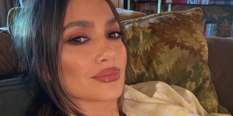 Jennifer Lopez’s Makeup Touch-up Essentials Are Cult Favorites