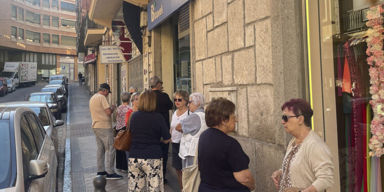 Colas en Segovia para reservar los viajes del Imserso