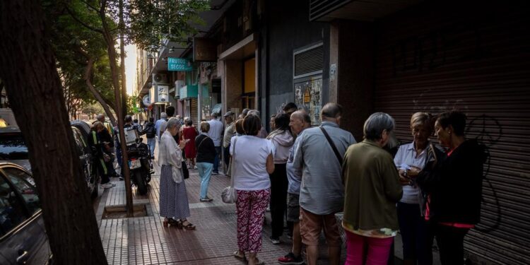 Largas colas en las agencias de viajes para solicitar los viajes del Imserso