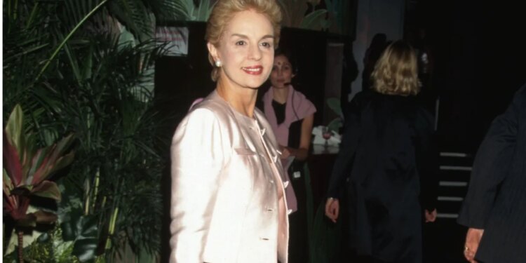 Faldas midi inspiradas en la elegancia de Carolina Herrera para llevar con botas, zapatos de tacón y sandalias en septiembre 2026