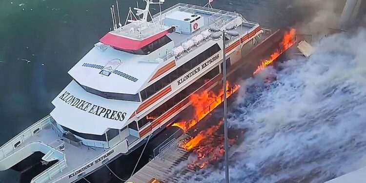 Sin hidrantes en el millonario muelle de cruceros de Alaska — los bomberos transportan agua a mano