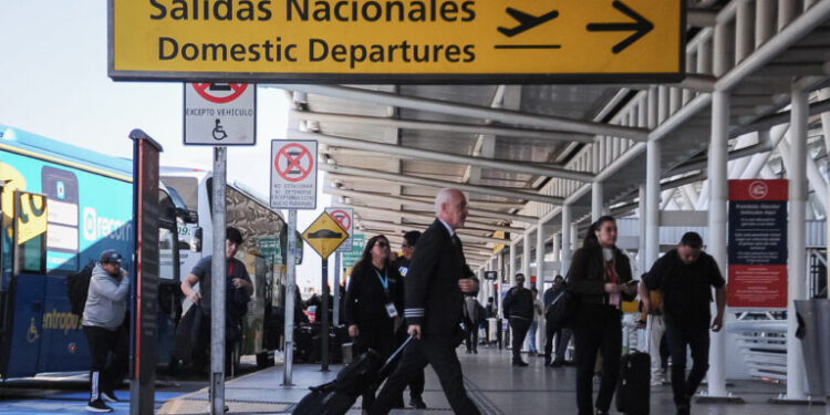 Fiestas Patrias: Autoridades llaman a usar transporte oficial y entregan recomendaciones para viajes en avión