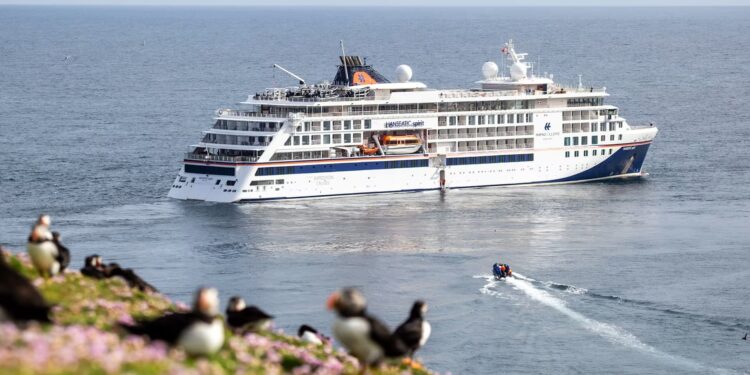 Hapag-Lloyd Cruises presenta su programa para el verano 2027