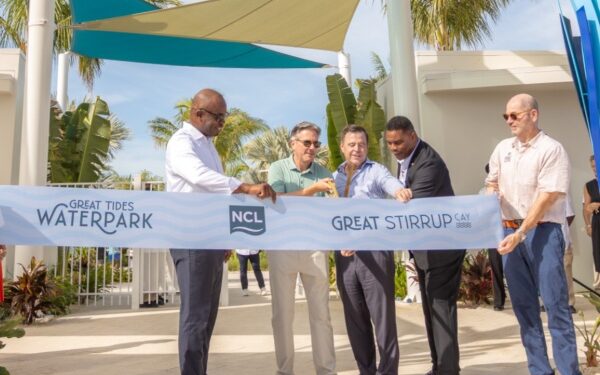 NCL inaugura nuevo parque acuático Great Tides en su isla privada con evento de preestreno