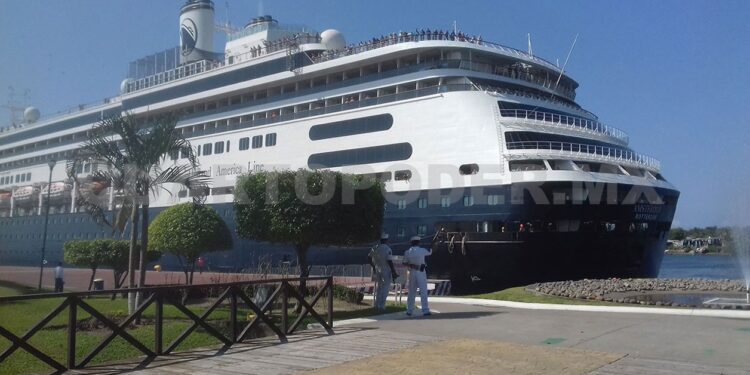 Crece 90 % llegada de pasajeros al puerto