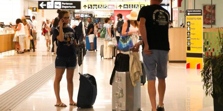 Italia prorroga otros 15 días los controles a viajes desde España, que replica con la misma medida