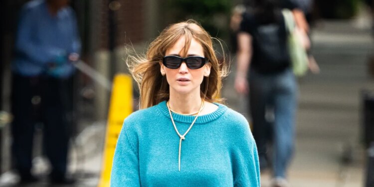 Jennifer Lawrence Nails the Transeasonal Style Formula