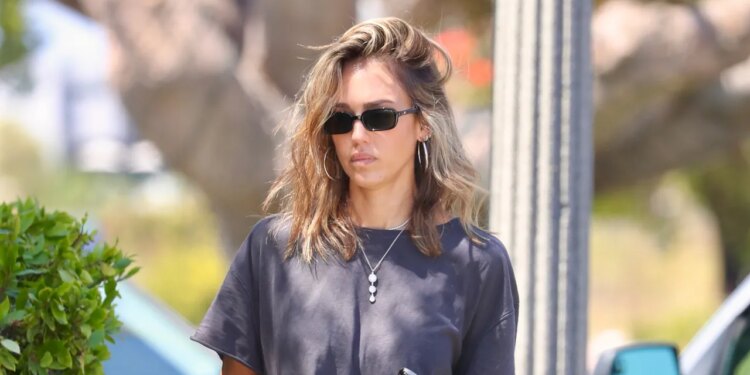 Jessica Alba combina sandalias planas de doble hebilla con shorts de seda, el look más elegante de septiembre 2026