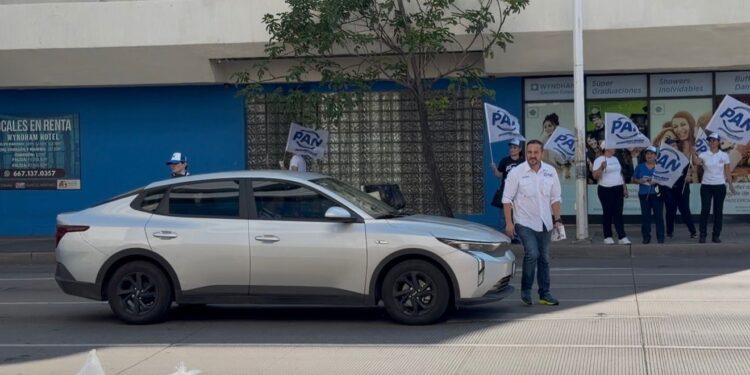 Jorge González lleva su informe a cruceros de Culiacán; aún desconoce si será seleccionado candidato del PAN a la alcaldía de Culiacán