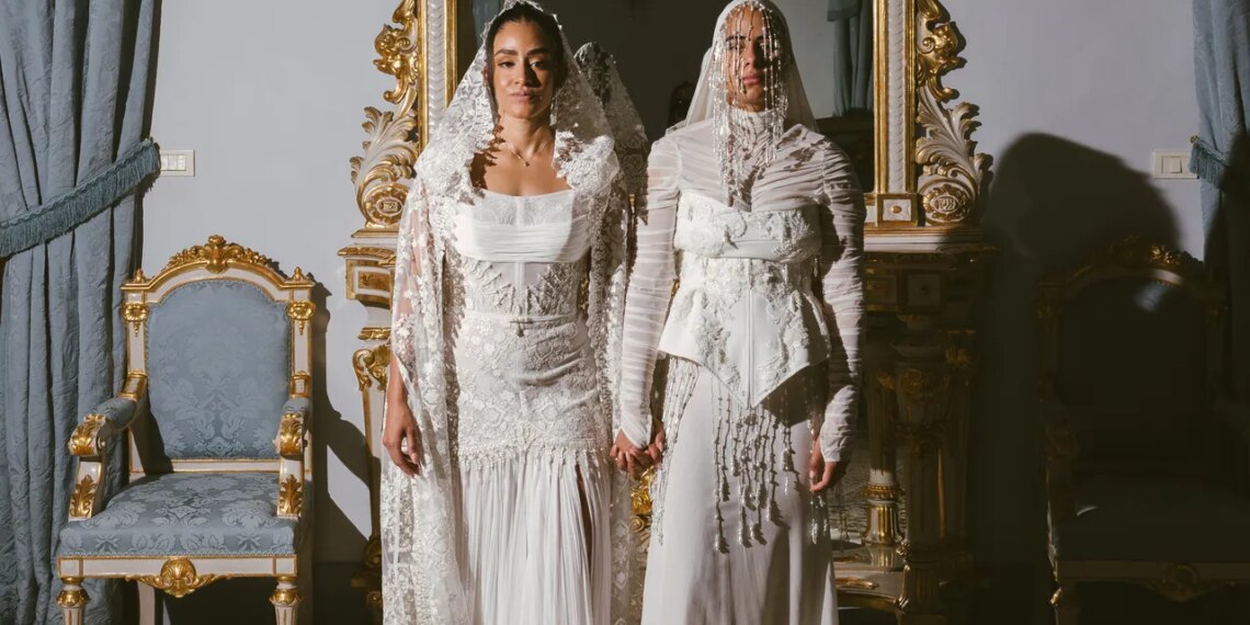 Kerline y Stephanie celebraron una boda estilo natural chic en Italia con dos vestidos que combinaban entre sí