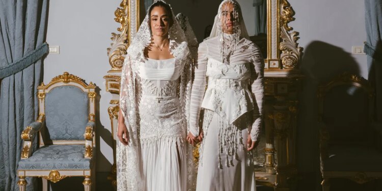 Kerline y Stephanie celebraron una boda estilo natural chic en Italia con dos vestidos que combinaban entre sí