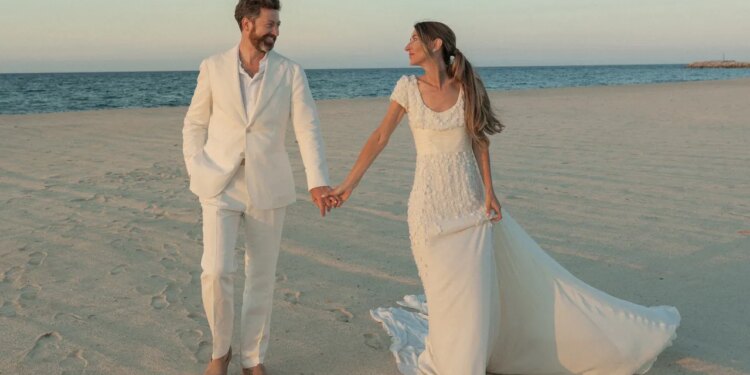 The Bride Wore Vintage ’90s Valentino and Her Grandmother’s Bracelet for Her Beachside Wedding in Mexico