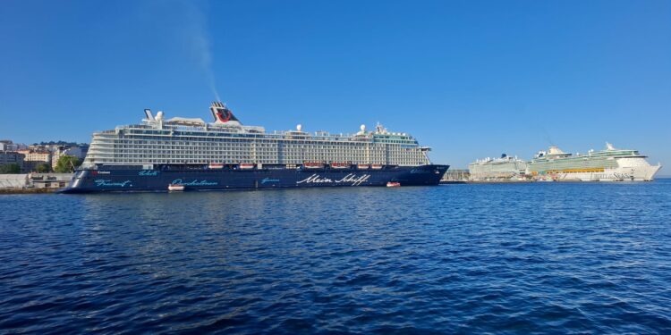 La otra cara del turismo de cruceros: «Altamente contaminante» e «invasión» para Vigo