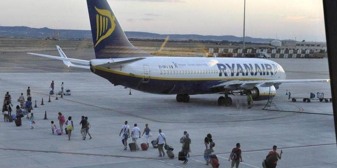 Un avión de Ryanair, que ofrece la ruta a Marrakech, en el aeropuerto de Zaragoza.