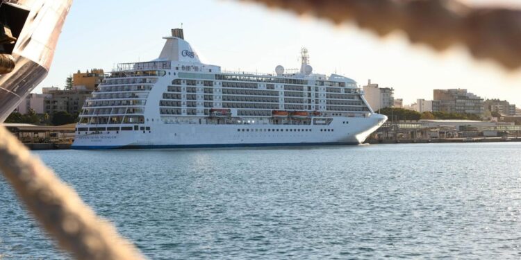 La flota de cruceros acelera su transición ambiental y reduce un 19,4% sus emisiones de CO2 por barco
