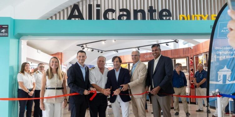 Autoridades y responsables de la terminal en la inauguración de la "duty free" del puerto de Alicante.