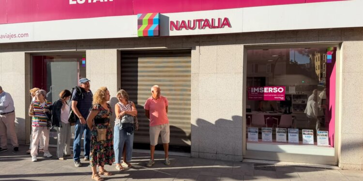 Largas filas en Zaragoza para conseguir un viaje del Imserso: "No tengo un destino preferente, lo que haya"