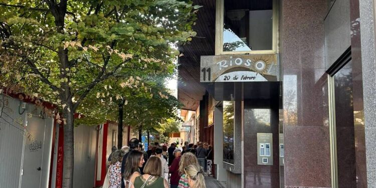 Colas desde primera hora para reservar los viajes del Imserso