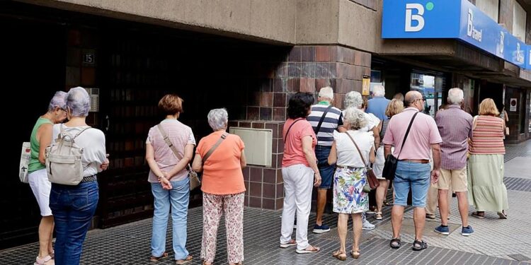Colas en las agencias para conseguir uno de los viajes del Imserso