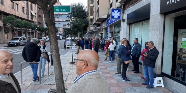 Colas para conseguir un viaje con el Imserso en León