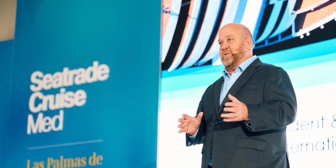 Charles Darr durante su intervención en la Seatrade Cruise Med