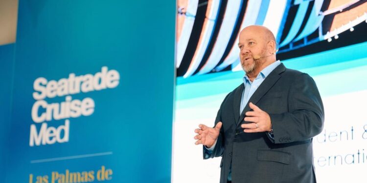 Charles Darr durante su intervención en la Seatrade Cruise Med