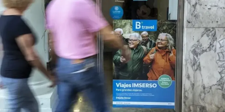 Un cartel que promociona viajes del Imserso / EFE